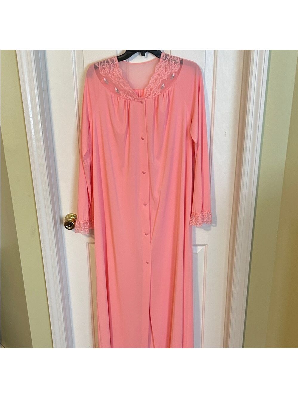 Shadowline Elegant Pink Lace-Trimmed full length robe. Button front Size M.